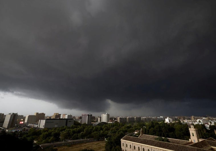 Aemet eleva el nivel de alerta ante la llegada de fuertes lluvias este viernes a la Comunitat